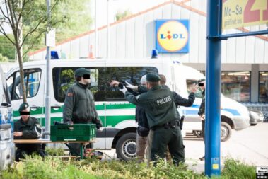 Personenkontrolle durch die Polizei bei Rockern und Bikern.