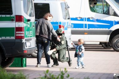 Körperabtastung durch die Polizei auf einem Bikeevent