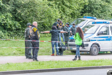 Körperabtastung durch die Polizei bei einer Bikerveranstaltung