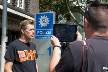 Interview vor dem Polizeipräsidium, Bandidos MC