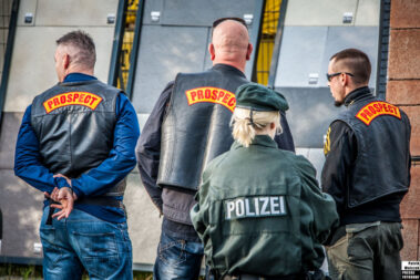 Rocker während der Personenkontrolle durch die Polizei