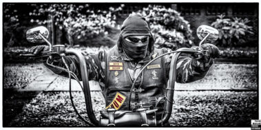 Member des Bandidos MC auf der Harley.