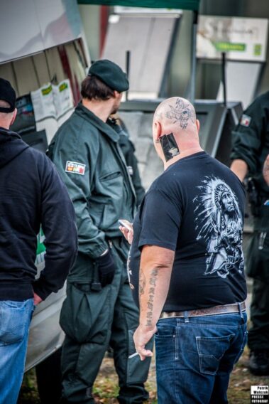 Verbotene Kennzeichnung mit Überklebung des Tattoos.