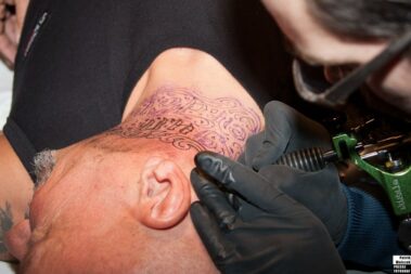 Beim Tattoo auf einer Rockerparty