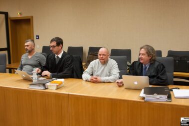 Vor Gericht, die Verteidigung, Kuttenverbot